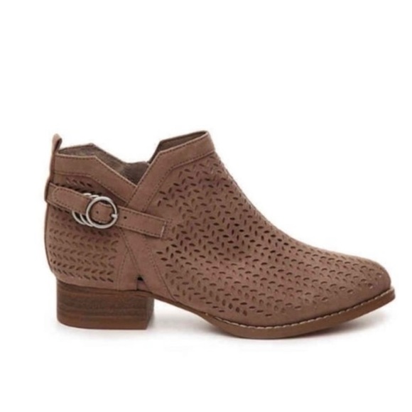 🔥 VINCE CAMUTO - Campina Perforated Suede Ankle Booties 🔥 - Picture 8 of 9